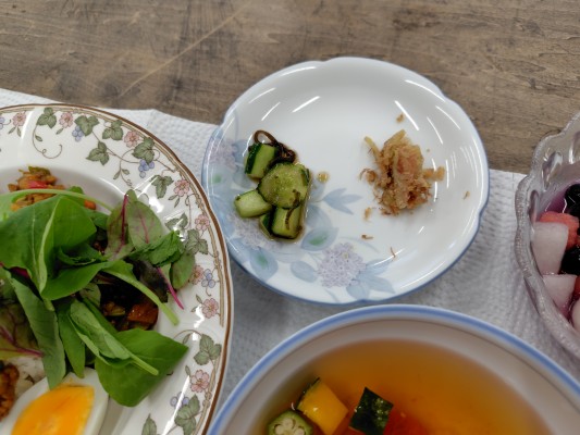 西瓜（すいか）の皮の漬物、胡瓜の浅漬けの写真