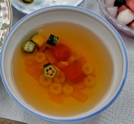 彩り野菜の冷たいスープの写真